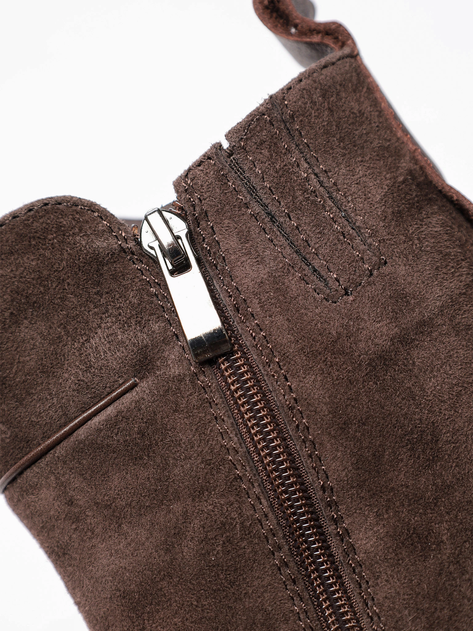 Ботинки темно-коричневого цвета на высоком широком каблуке